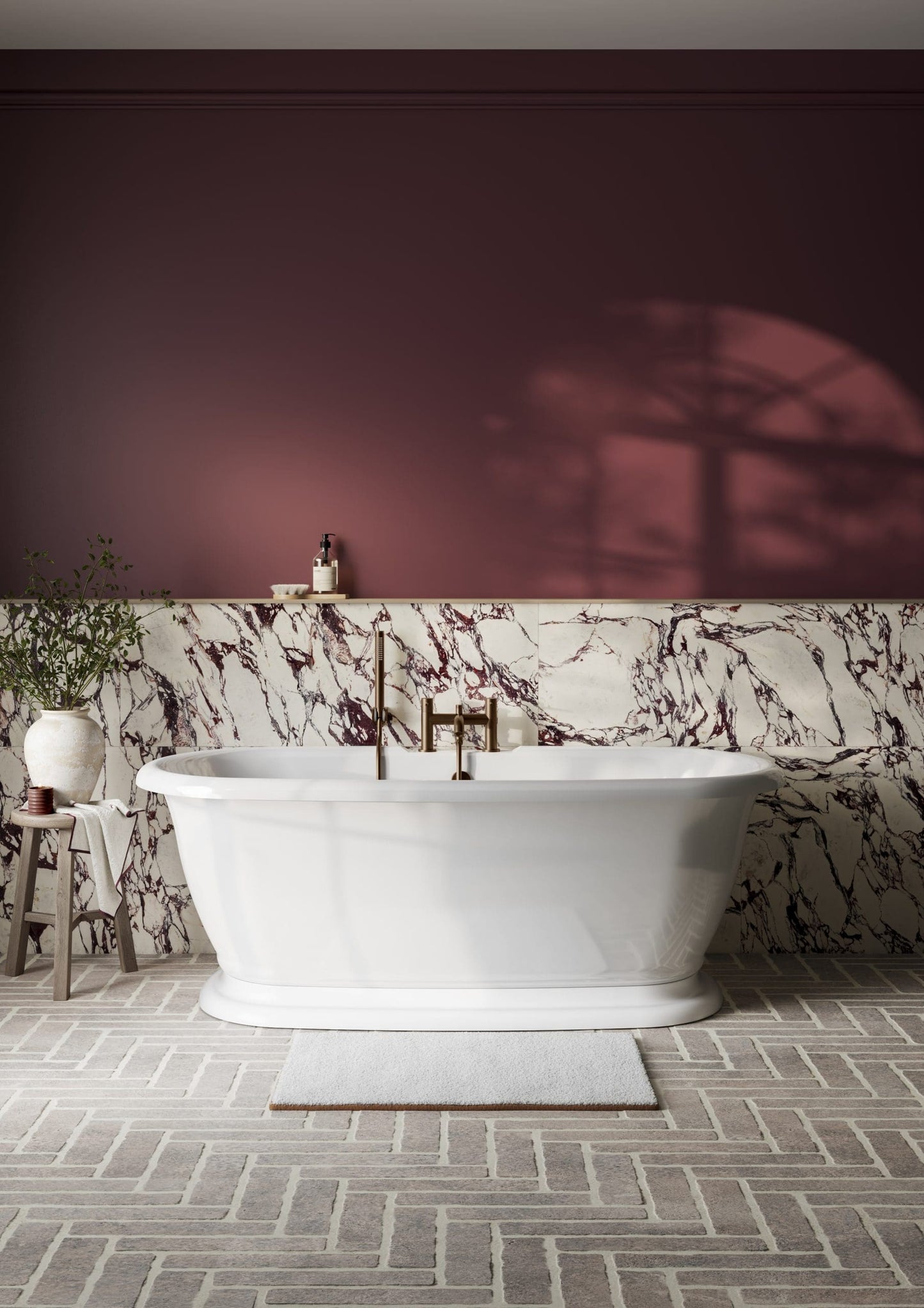 Frontline Desire freestanding bathtub with curved edges, measuring 1675mm long, 800mm wide, and 600mm high, shown in the image.
